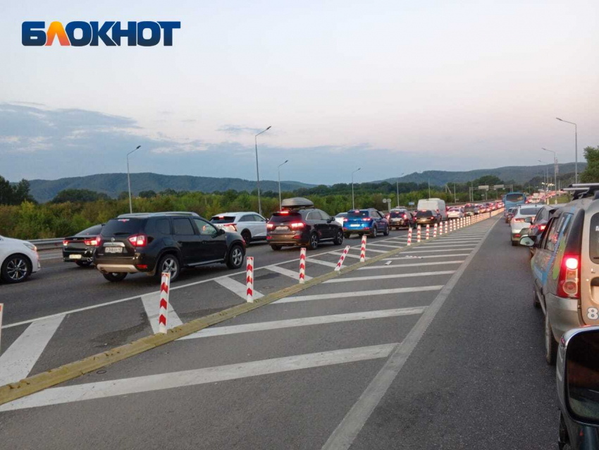 Пробки протяжённостью 45 км парализовали движение на побережье Краснодарского края