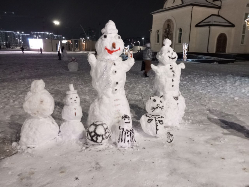 Великаны, коты и Эйфелева башня: жители Кубани запустили флешмоб по лепке снеговиков