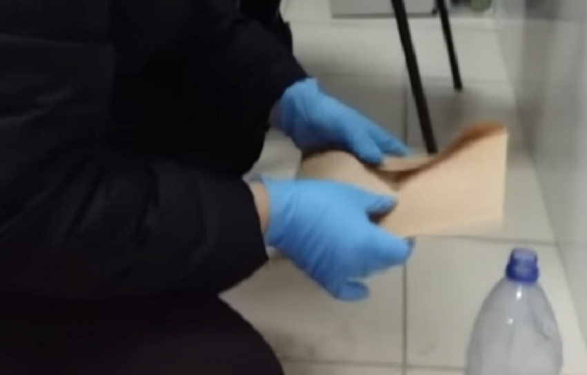 В Армавире мужчина угрожал облить сотрудницу офиса кислотой