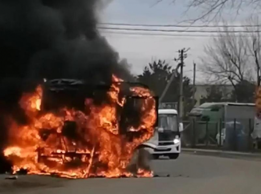 В Краснодаре вспыхнул пассажирский автобус