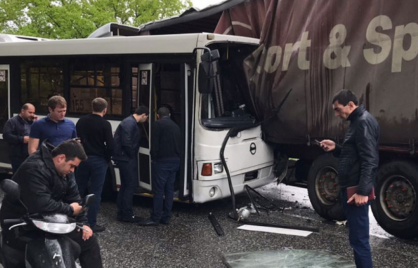 В ДТП с рейсовым автобусом в Сочи пострадали пять человек