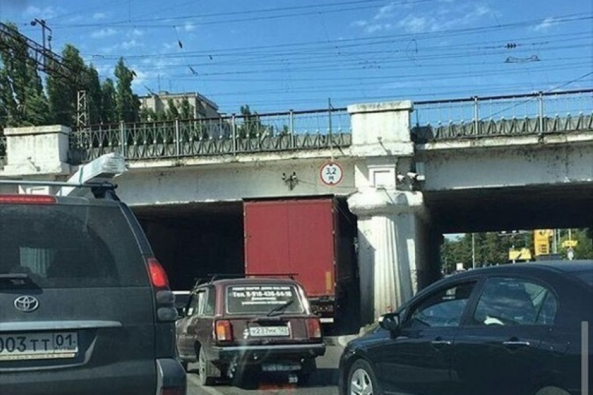 В Краснодаре фура застряла под железнодорожным мостом на Вишняковой 