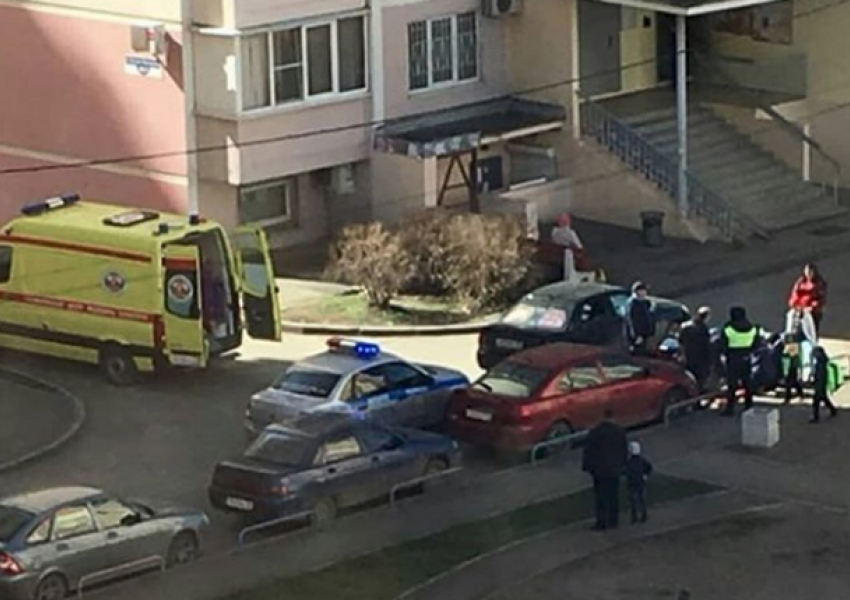  Во дворе многоэтажки в Краснодаре машина сбила ребенка 