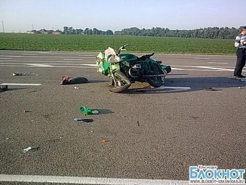 В Кореновском районе мотоциклист столкнулся с большегрузным автомобилем