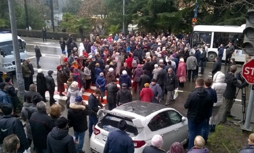 В Сочи пенсионеры вышли на митинг против отмены проездных