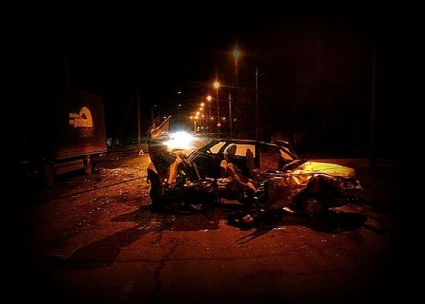 На кубанской трассе погиб пассажир ВАЗа, протаранившего фургон