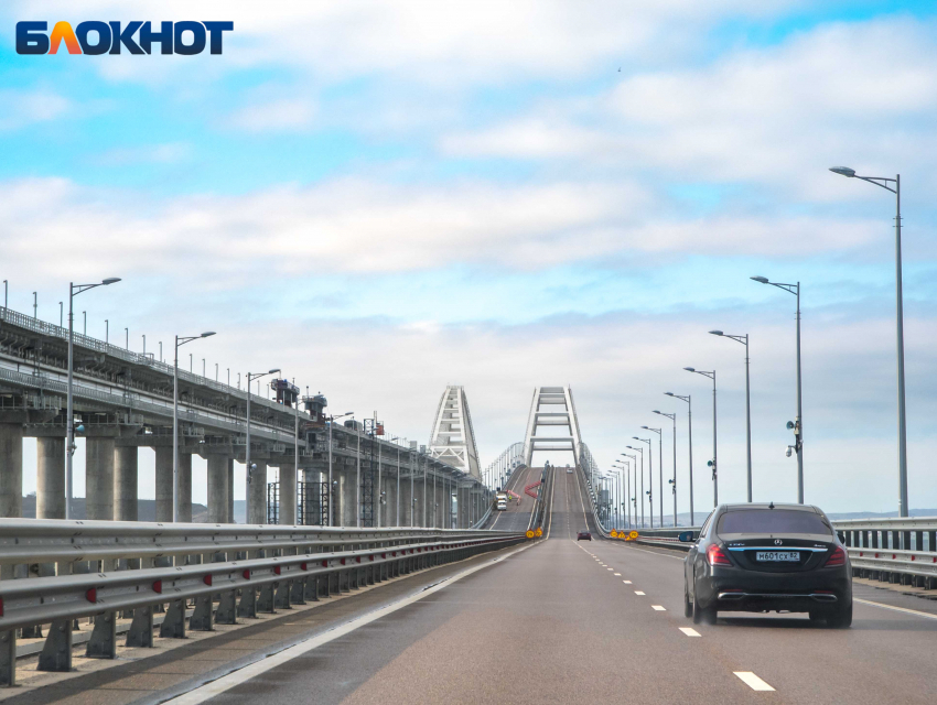На Крымском мосту остановили машины из-за авиационной опасности 