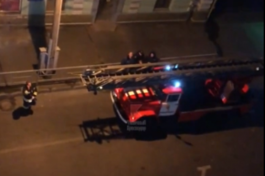 Спасатели эвакуировали людей с террасы краснодарского ресторана 