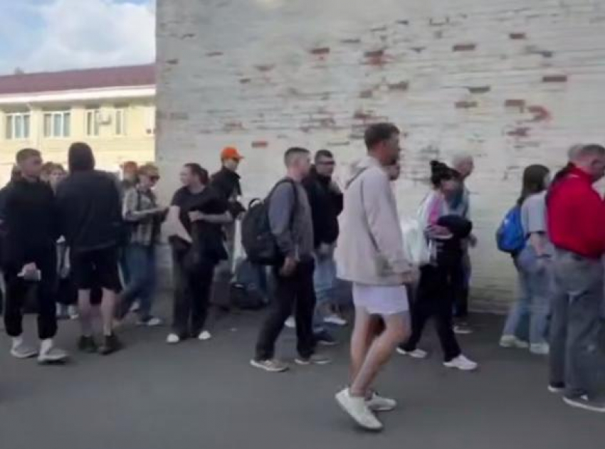 Из-за горящего после атаки БПЛА леса с базы отдыха под Геленджиком эвакуировали туристов 