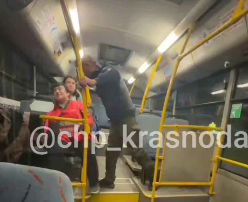 Неадекват ударил кулаком в лицо кондуктора автобуса в Краснодаре