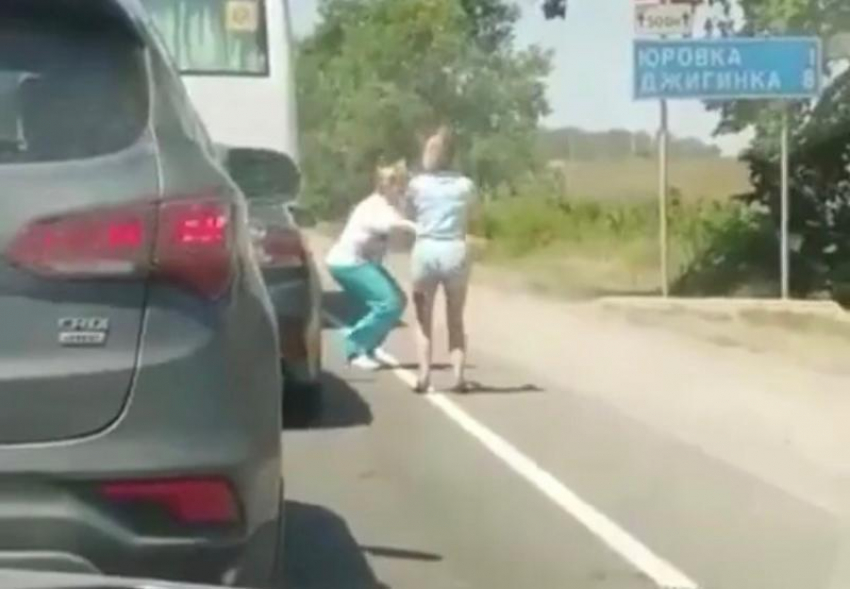 Зарядку в многокилометровой пробке к морю провели на дорогах Кубани