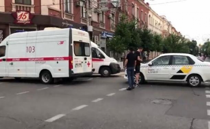 Карета скорой помощи и иномарка столкнулись в центре Краснодара 