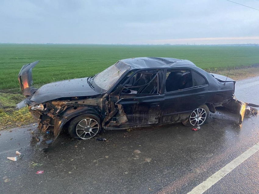 Hyundai вылетел с трассы на Кубани: погиб 35-летний водитель, девушка в больнице