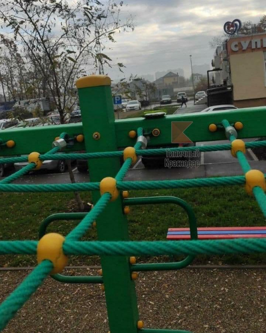 В Краснодаре на детской площадке раскидали подозрительные конфеты