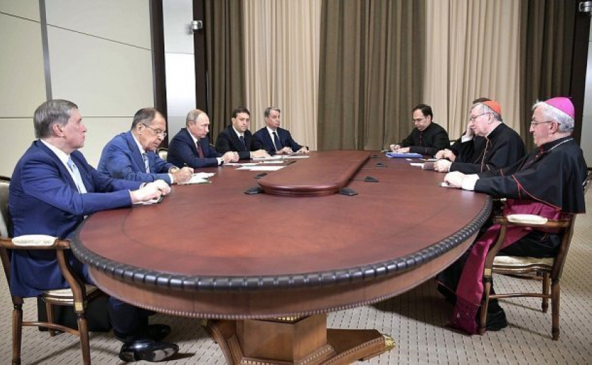  Путин в Сочи обсудил с госсекретарем Ватикана Пьетро Паролином взаимоотношения стран 