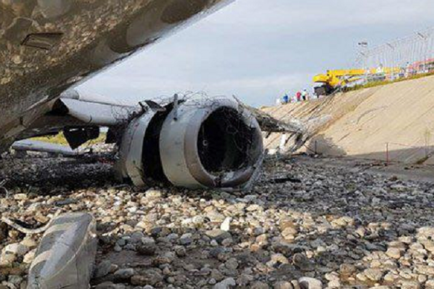 О возможных причинах аварии самолета в Сочи рассказал заслуженный летчик-испытатель РФ
