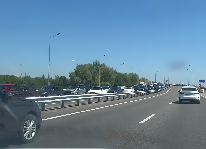 В Краснодарском крае тысячи авто застряли в пробках в адскую жару
