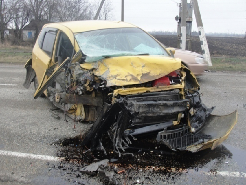 В Калининском районе «Форд-Мондео» столкнулся с двумя иномарками, есть пострадавшие 