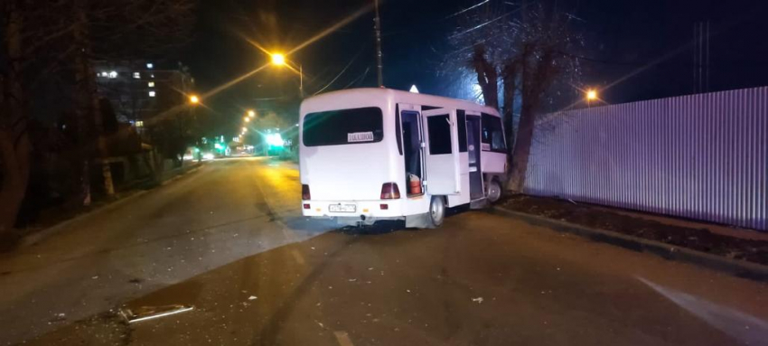 В Славянске-на-Кубани маршрутный автобус столкнулся с легковушкой, есть пострадавшие