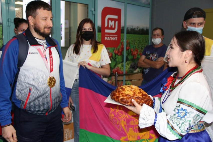 С хлебом и солью встретили кубанского спортсмена с Паралимпийских игр