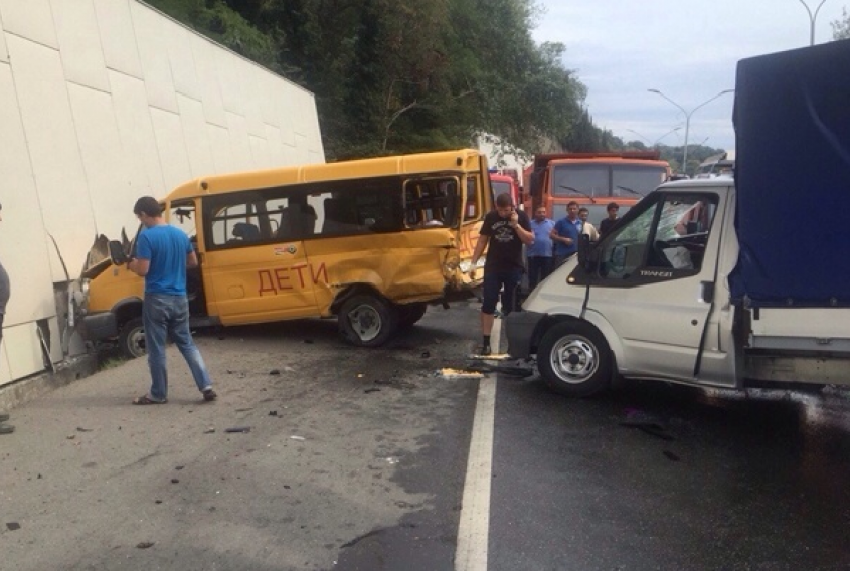 В Сочи школьный автобус протаранил грузовик