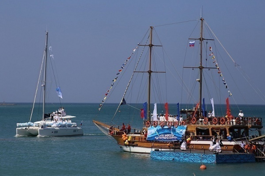 50 судов стали участниками «Карнавала на воде» в Геленджике