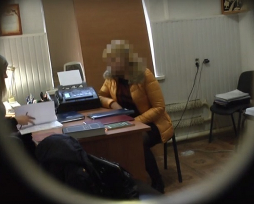 Появилось видео, на котором приемная мать из Новокубанска, избившая своего сына, предлагает взятку полицейскому 