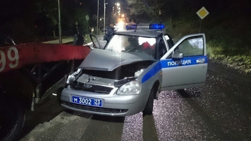 В Адлерском районе полицейская машина влетела в припаркованный эвакуатор 
