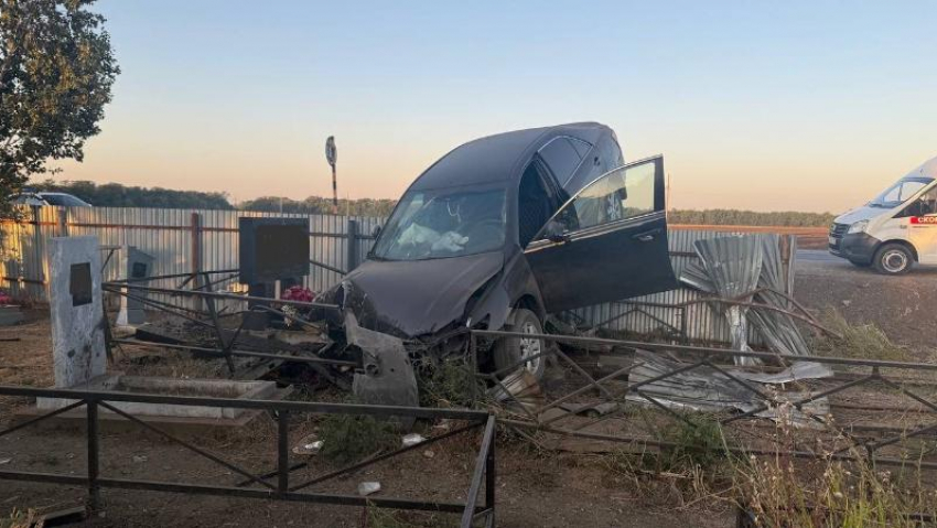 «Тойота» залетела на кладбище и повредила надгробия в Краснодарском крае 