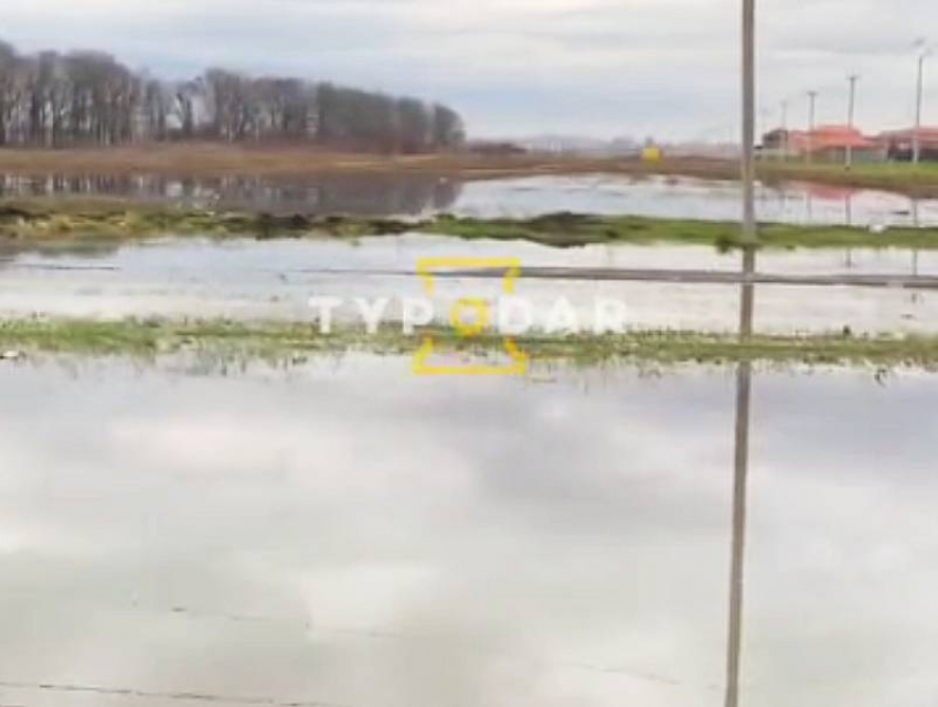 В посёлке под Краснодаром дорогу к школе затопило водой