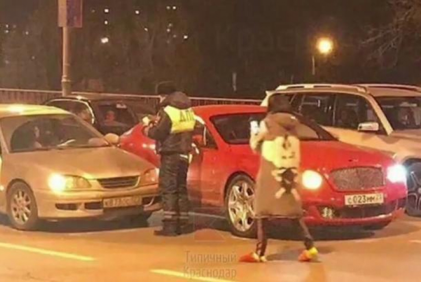 Оскандалившаяся бизнесвумен на красном Bentley попала в ДТП на Северной в Краснодаре 