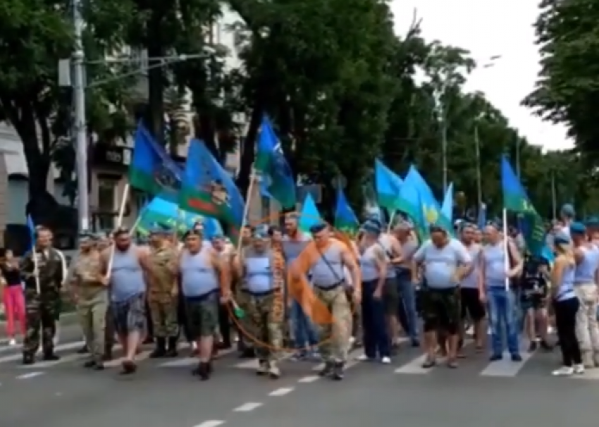 «За ВДВ»: десантники Краснодара прошлись маршем по Красной
