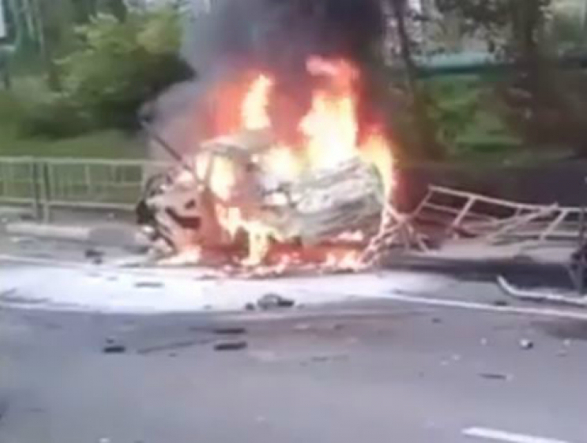 Появилось видео с места ДТП с горящим BMW X6 в Сочи