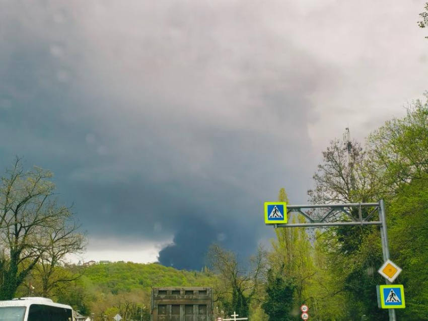 Запах гари, масляные пятна и смог: как живут туапсинцы после массированной атаки БПЛА