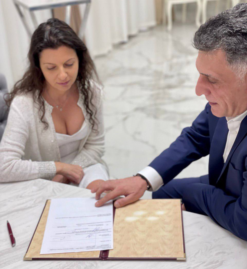 «Со сломанным ногтем»: Маргарита Симоньян скромно вышла замуж после санкций Запада