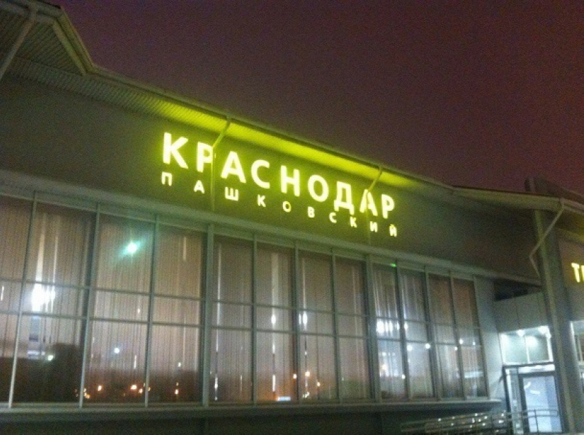 Следовавших в Крым авиарейсы направили на аэродромы Краснодарского края