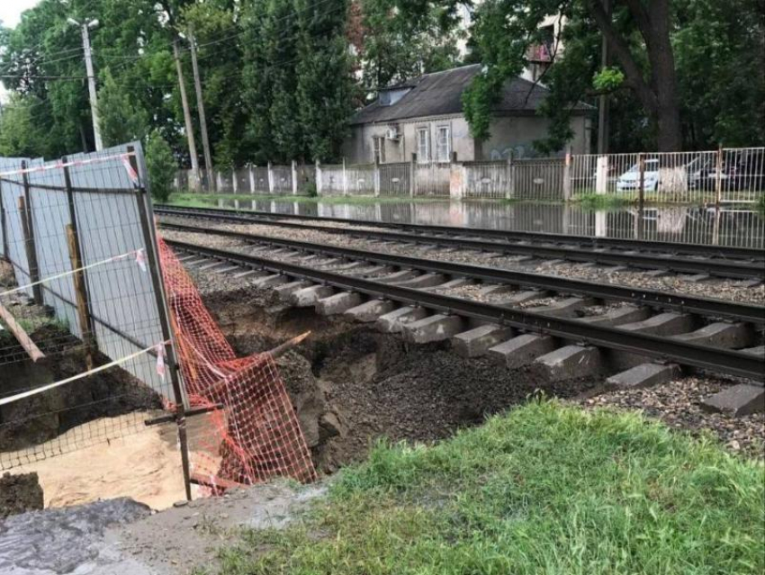 В Краснодаре изменили маршрут трамваев из-за провала грунта