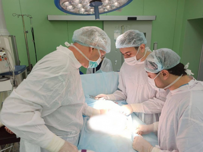 В Краснодаре врачи удалили пациенту десятикилограммовую опухоль