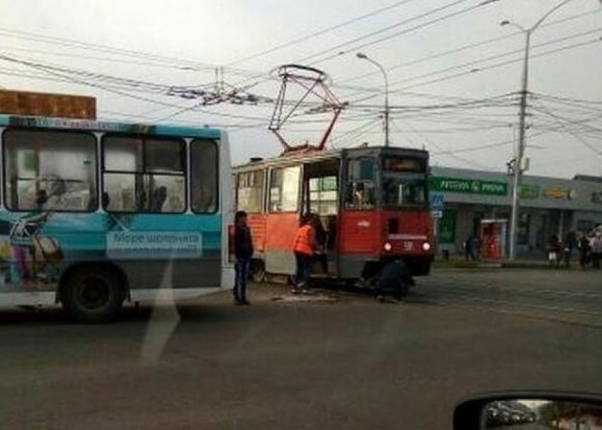 "Битва титанов": в Краснодаре не поделили дорогу автобус и трамвай