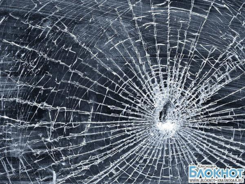 В Краснодаре дебошир разбил стекла в трамвае