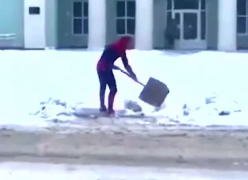 Спайдермен объявил «войну бесконечности» снегопаду в Тимашевске