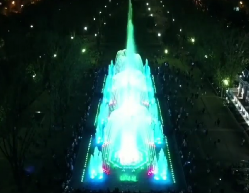  В Краснодаре устроили праздник в честь открытия фонтанов 
