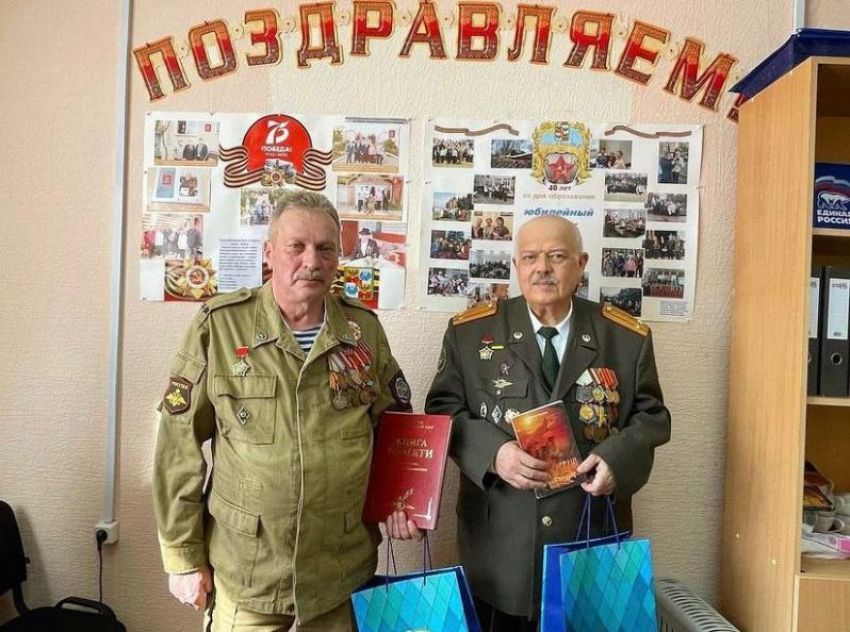 Андрей Анашкин совместно с советом ветеранов поздравили двух воинов с годовщиной вывода войск из Афганистана