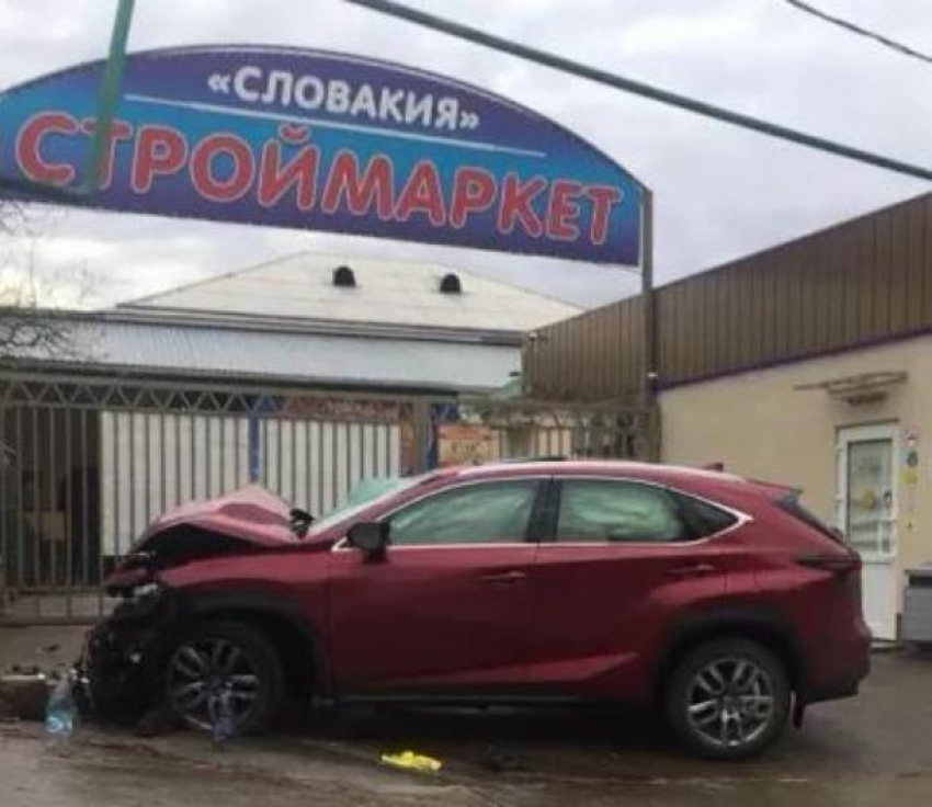 Водитель без документов на «Лексусе» протаранил стену в Сочи 