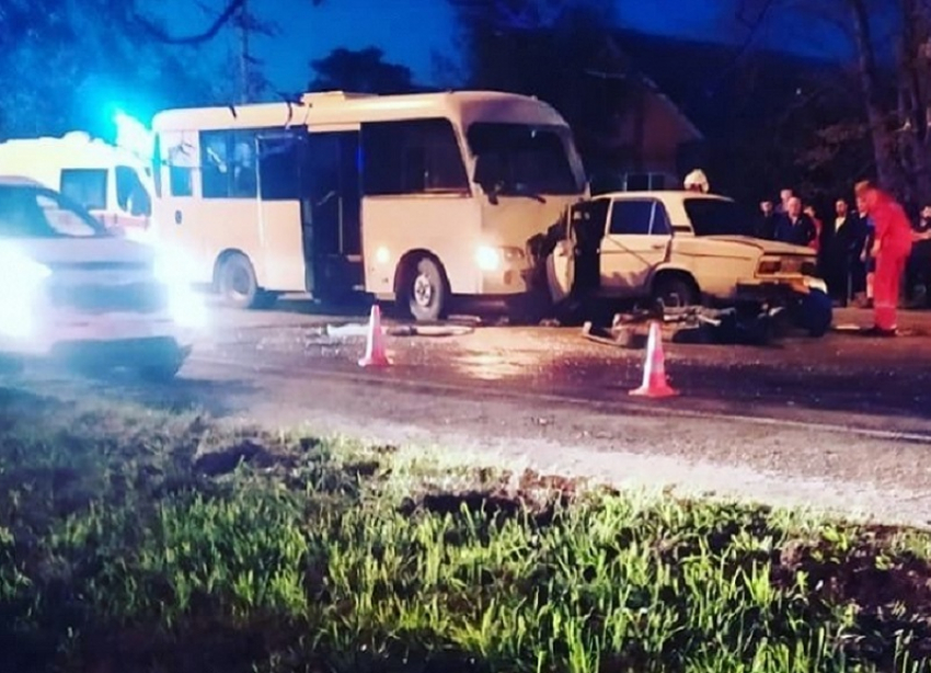Двое погибших: на Кубани «шестерка» на полном ходу влетела в микроавтобус