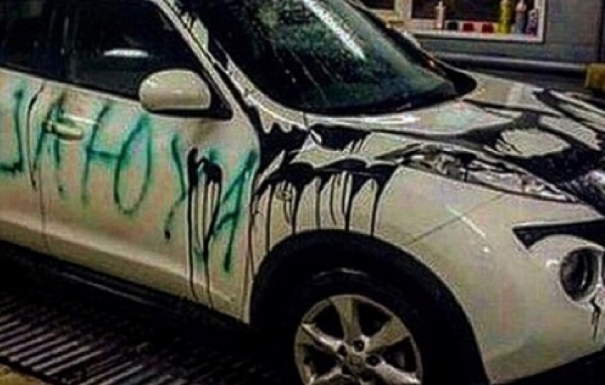 Из-за критики кафе в Новороссийске женщине на машине оставили «послание»