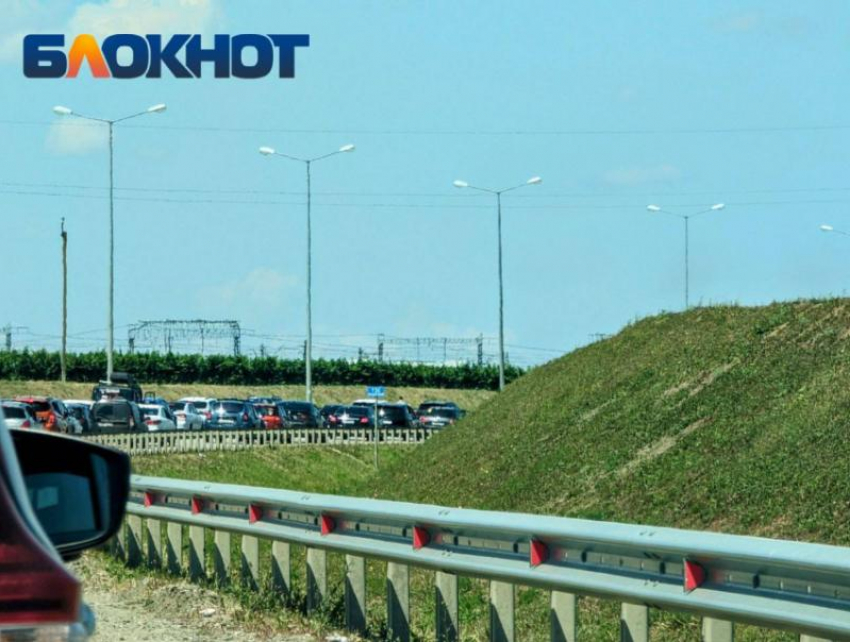 3-километровая пробка сковала подъезд к Крыму со стороны Кубани