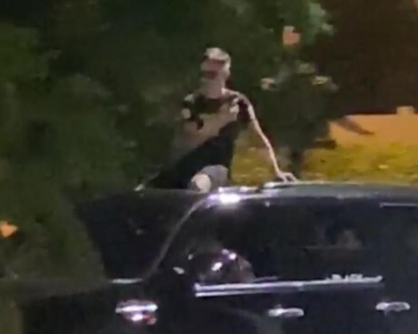 Водитель «Кадиллака» прокатил пассажира на крыше авто в центре Краснодара