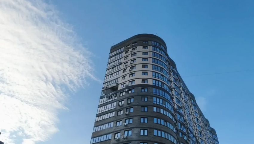 Появились кадры многоэтажки в Краснодаре после попадания БПЛА 