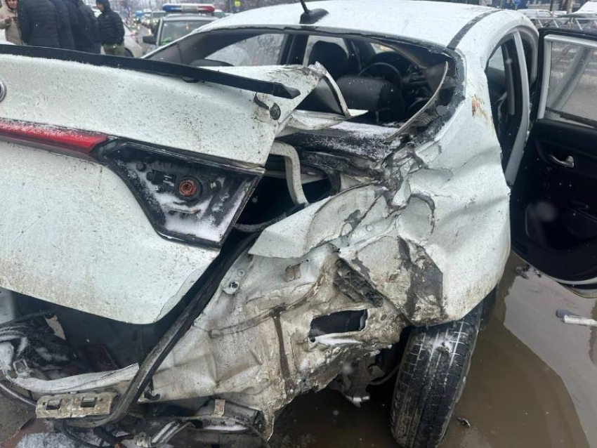 Машина превратилась в груду металла после ДТП на Московской в Краснодаре: фото
